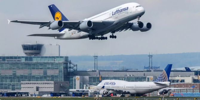 Ein Lufthansa-Flugzeug hebt vom Frankfurter Flughafen ab.