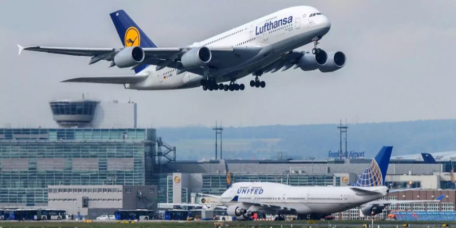 Ein Lufthansa-Flugzeug hebt vom Frankfurter Flughafen ab.