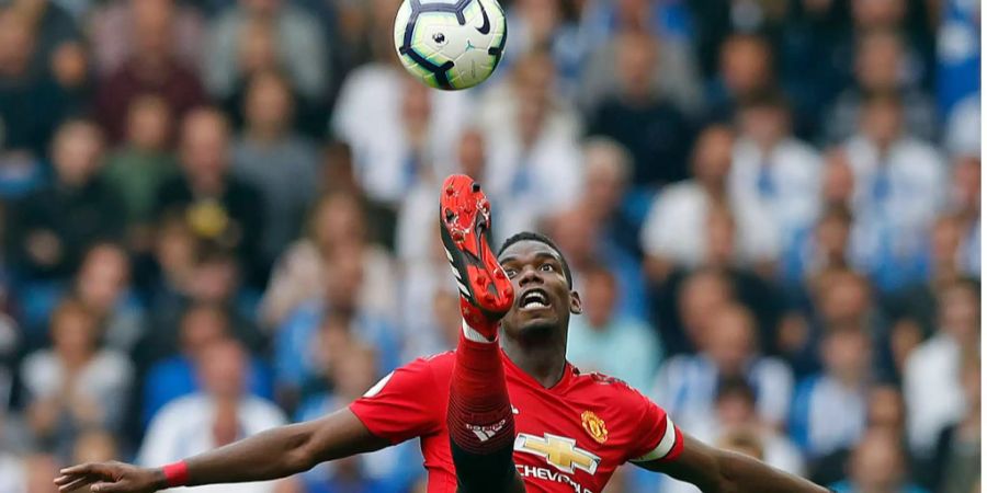 Paul Pogba nimmt einen Ball akrobatisch an.