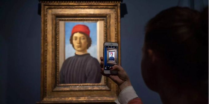 Eine Journalistin fotografiert während eines Presserundgangs der Ausstellung «Florenz und seine Maler – Von Giotto bis Leonardo Da Vinci» das Bild «Bildnis eines Jungen Mannes» von Filippino Lippi mit ihrem Smartphone. Eine Journalistin fotografiert während eines Presserundgangs der Ausstellung «Florenz und seine Maler – Von Giotto bis Leonardo Da Vinci» das Bild «Bildnis eines Jungen Mannes» von Filippino Lippi mit ihrem Smartphone.