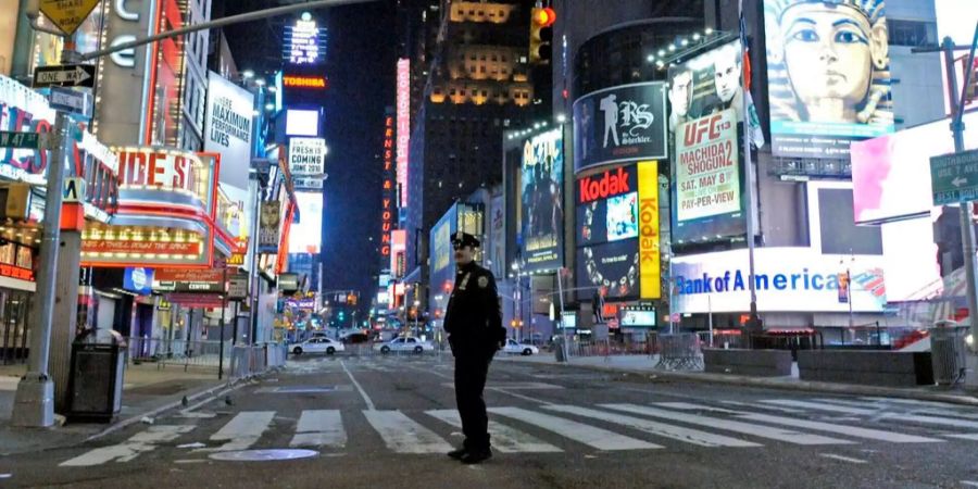 Ein Polizist in einer Strasse von New York.