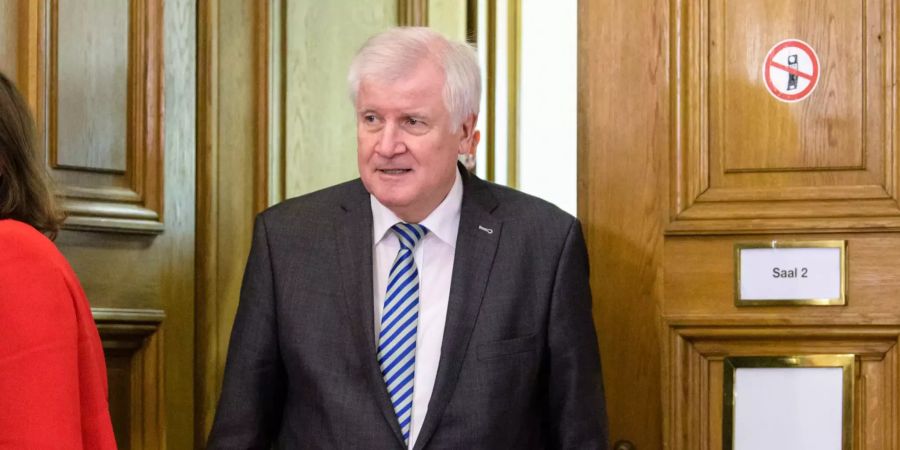 Horst Seehofer (CSU), deutscher Bundesinnenminister, an den ersten Sondierungsgespräche zwischen CSU und Freien Wählern nach der Landtagswahl in Bayern.