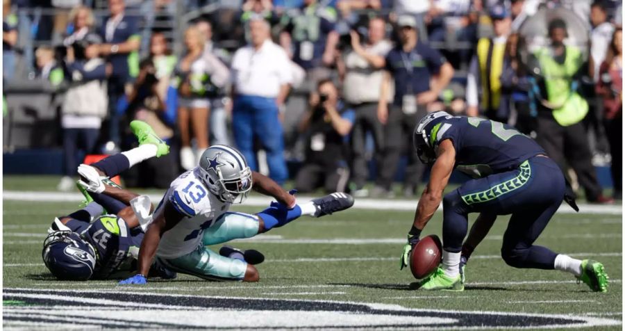 Das Cowboys-Offensive um QB Dak Prescott und Running Back Ezekiel Elliott kann sich zwar marginal steigern, muss sich am Ende aber dennoch mit 13:24 den bisher inferioren Seattle Seahawks beugen.