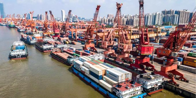 Container stapeln sich am Containerterminal im Hafen der Milionenstadt Guangzhou in China. Container stapeln sich am Containerterminal im Hafen der Milionenstadt Guangzhou in China.
