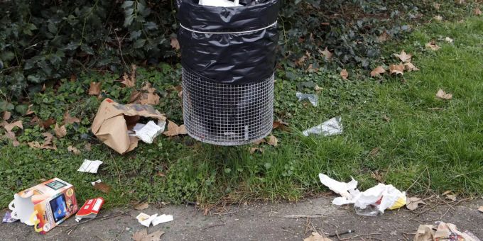 Die Stadt Winterthur kämpft gegen illegale Müllentsorgung in öffentlichen Abfalleimern. Abfall am Boden neben einem Abfalleimer in einem Park - Keystone