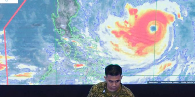 Ein Mitglied der philippinischen Air Force steht vor einem Satelittenbild des Taifuns «Mangkhut» im Nationalen Katastrophenrisikoreduzierungs- und -werwaltungsratscenter in Manila, Ein Mitglied der philippinischen Air Force steht vor einem Satelittenbild des Taifuns «Mangkhut» im Nationalen Katastrophenrisikoreduzierungs- und -werwaltungsratscenter in Manila,