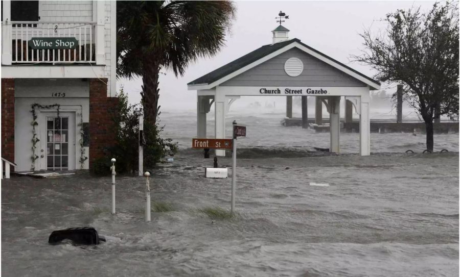 Sturm und Wasser umtosen Gebäude, nachdem «Florence» die Front Street in der Innenstadt von Swansboro in North Carolina erreichte.