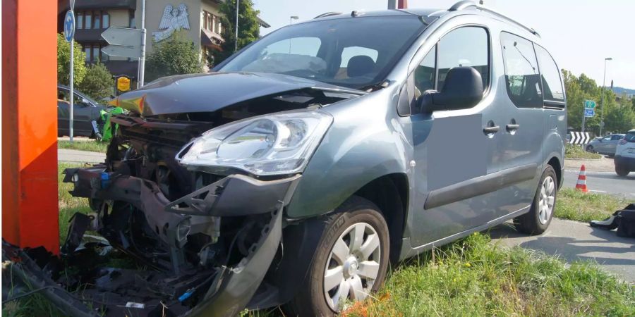 Ein Auto prallte in einem Kreisel in Risch-Rotkreuz ZG seitlich-frontal in ein anderes Auto.