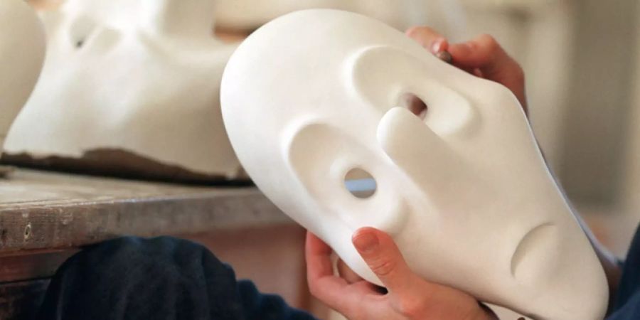 Weisse Maske.