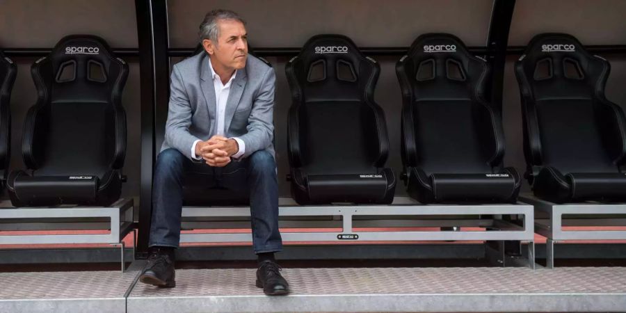 FCB-Trainer Marcel Koller auf der Spielerbank im Stadion Cornaredo.