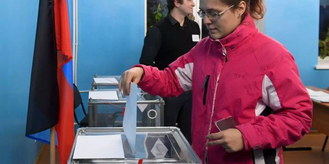 Eine Frau gibt ihren Stimmzettel bei den Wahlen in den Rebellengebieten in der Ostukraine ab.