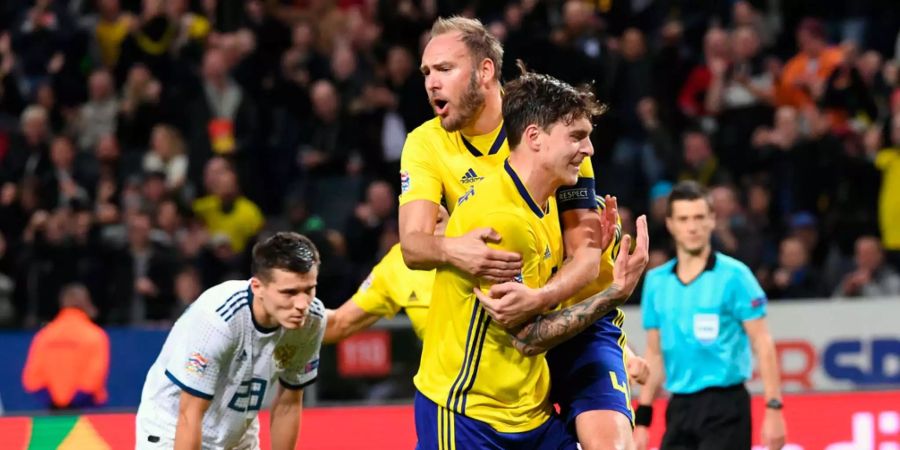 Schwedens Victor Nilsson Lindelof feiert gemeinsam mit Teamkollege Andreas Granqvist sein Tor gegen Russland.