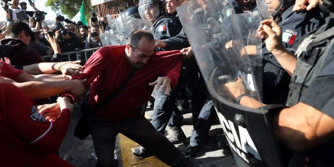 Bei einer Demonstration gegen die Migranten kam es in Tijuana zu Ausschreitungen zwischen der Polizei und Demonstranten.