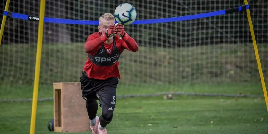 Pontus Dahlberg faustet bei einem Training des FC Watford einen Ball weg.