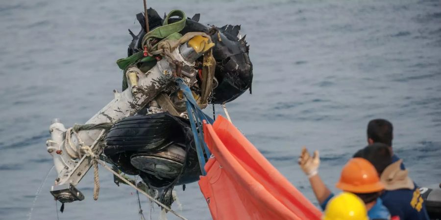 Rettungskräfte bergen Teile der abgestürzten Boeing von Lion Air.