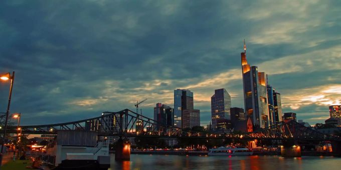 Die Wolkenkratzer in Frankfurt ragen bei Dämmerung in den bewölkten Himmel auf. Die Wolkenkratzer in Frankfurt ragen bei Dämmerung in den bewölkten Himmel auf.