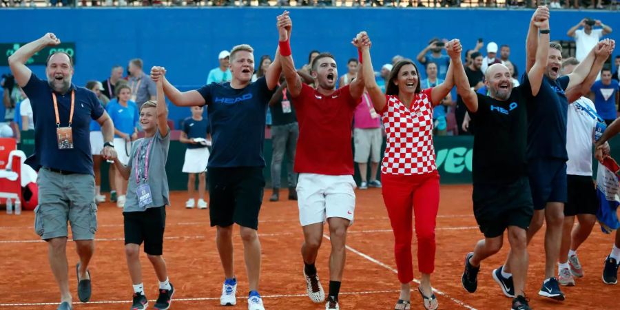 Borna Coric (rotes T-Shirt) bejubelt mit dem kroatischen Team den Sieg über Tiafoe und das Team aus den USA.