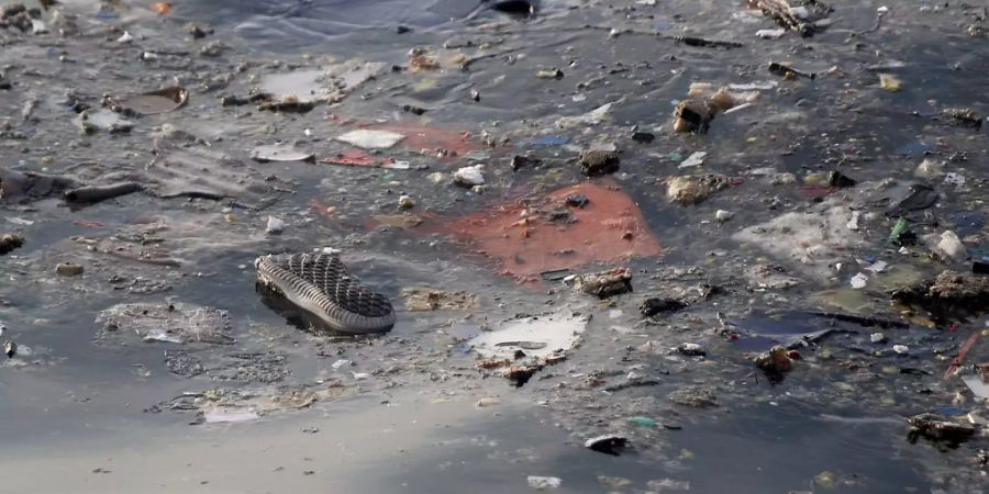 Überbleibsel des abgestürzten Flugzeugs der Lion Air schwimmen in der Javasee.