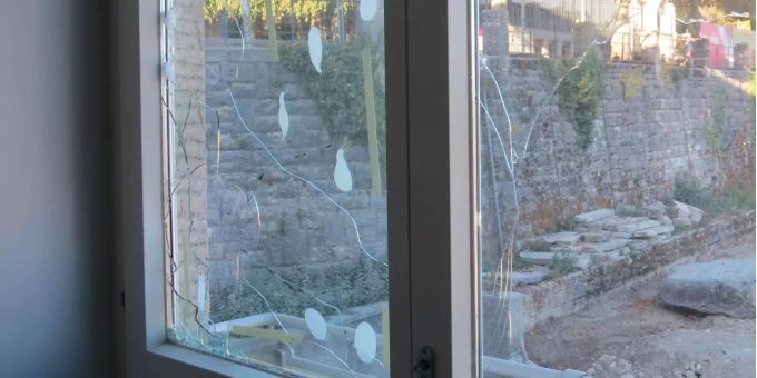 Auch im Aargau blieben die Schulhäuser in der Vergangenheit nicht vor Vandalen verschont, wie hier in Baden. Halloween