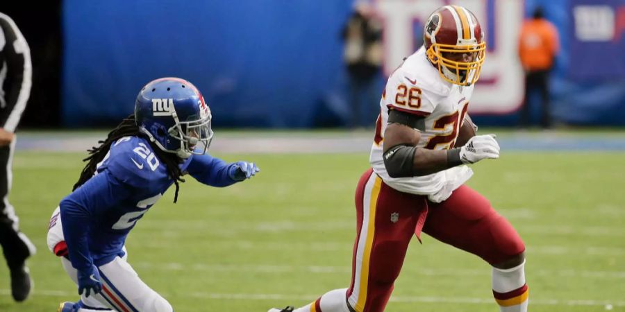 In der NFC East laufen die Washington Redskins ihren Konkurrenten langsam davon. Das Duell mit den New York Giants entscheiden sie souverän mit 20:13 für sich. Einmal mehr ist es die starke Defense, die brilliert. Apropos laufen: 2018 ist das Jahr der Wiederauferstehung von Adrian Peterson. Der 33-jährige Running Back läuft gegen die Giants 26 Mal und erreicht dabei 149 Yards. Im Schnitt erläuft er in dieser Saison 4,6 Yards pro Spielzug – einen ähnlichen Wert hatte er zuletzt 2015.