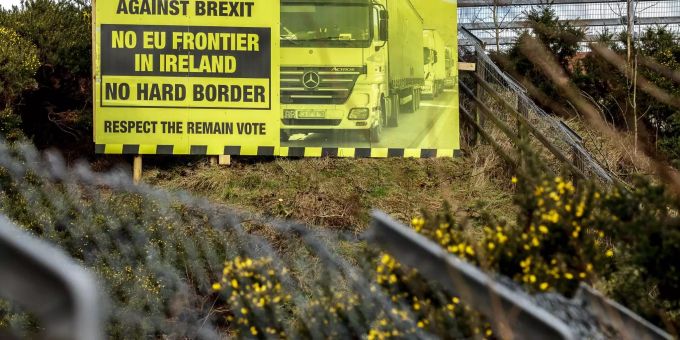 0Ein Schild gegen den Austritt des Vereinigten Königreichs aus der Europäischen Union («Brexit») steht an der Autobahn an der Grenze zwischen Irland und Nordirland. nordirland