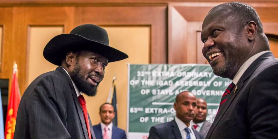 Salva Kiir (l), Präsident des Südsudan, und Riek Machar, Oppositionsführer, geben sich im Rahmen von Gesprächen in Addis Abeba (ETH) die Hand.
