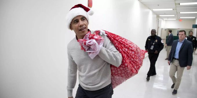 Ex-US-Präsident Barack Obama verteilt Geschenke. Barack Obama