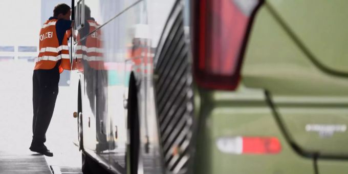 Gravierende Mängel - Polizei zieht öfters Reisecars aus dem Verkehr