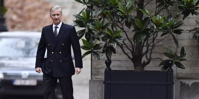 König Philippe möchte eine politische Krise in Belgien verhindern. König Philippe von Belgien wartet vor dem Königspalast.