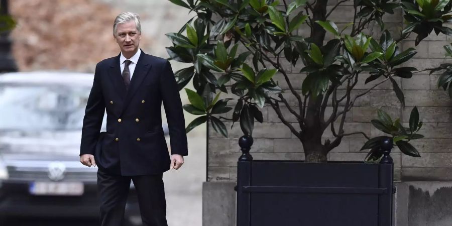 König Philippe von Belgien wartet vor dem Königspalast.