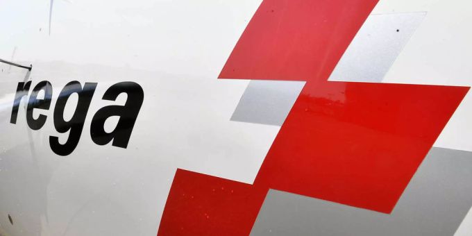 Seite eines Rega Helikopters mit dem Rega Schiftzug und Logo. Seite eines Rega Helikopters mit dem Rega Schiftzug und Logo - Keystone