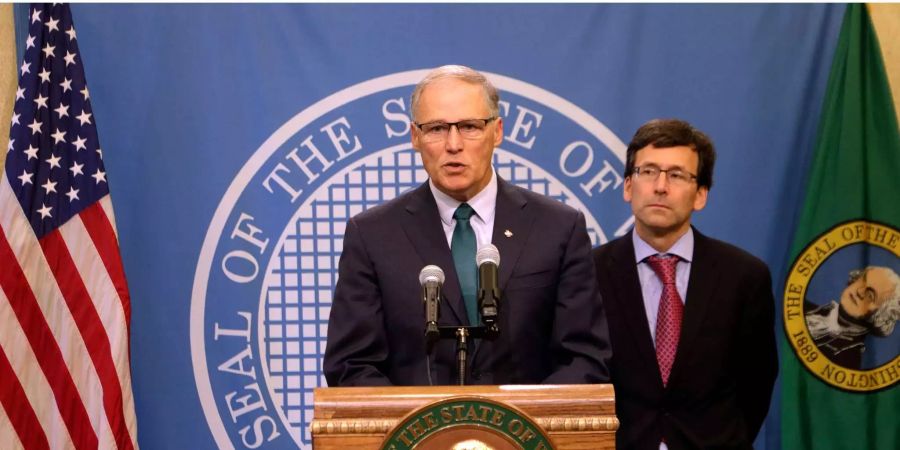 Jay Inslee (links). Gouverneur des US-Bundesstaats Washington, spricht bei einer Pressekonferenz über die Entscheidung des Obersten Gerichtshofs in dem Bundesstaat die Todesstrafe abzuschaffen.