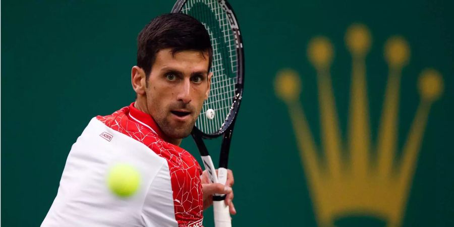 Novak Djokovic visiert den Ball an.