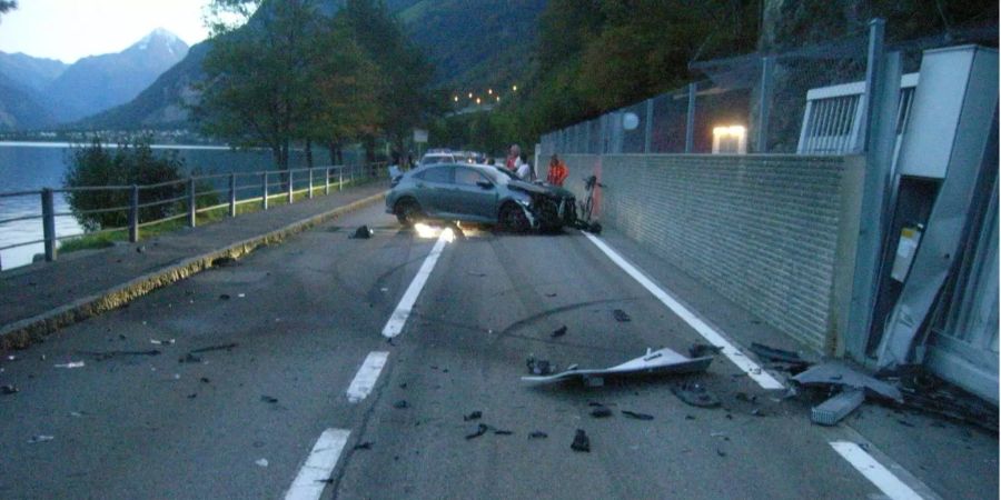 Der verunfallte Wagen steht quer auf der Bauerstrasse in Seedorf UR nach der Kollision mit dem massiven Rolltor auf der rechten Seite.