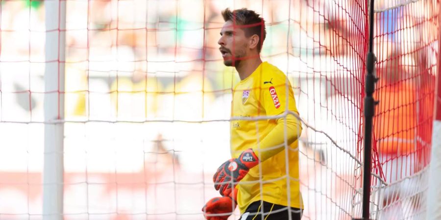 Stuttgarts Torhüter Ron-Robert Zieler kann in der 68. Minute kaum fassen was gerade geschehen ist.