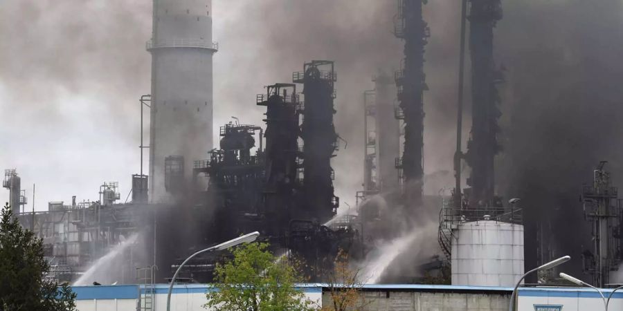 Rauch steigt nach einer Explosion mit anschliessendem Brand auf einem Raffineriegelände von Bayernoil nahe Ingolstadt in den Himmel.