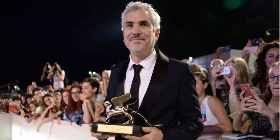 Der mexikanische Regisseur Alfonso Cuaron hält den Goldenen Löwen für seinen Film «Roma».