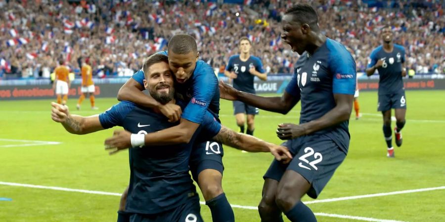 Spieler von Frankreich feiern den 2:1-Führungstreffer von Stürmerstar Giroud.