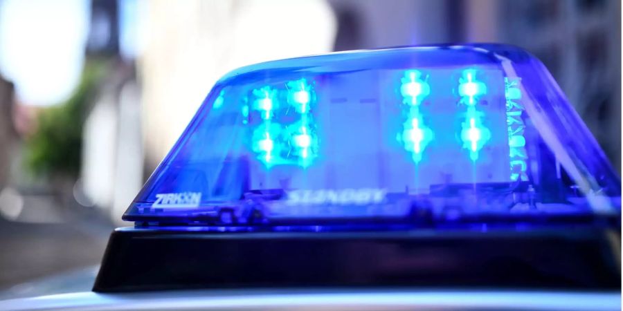 Das Blaulicht eines Polizeiautos leuchtet in der Nähe der Erzdiözese.