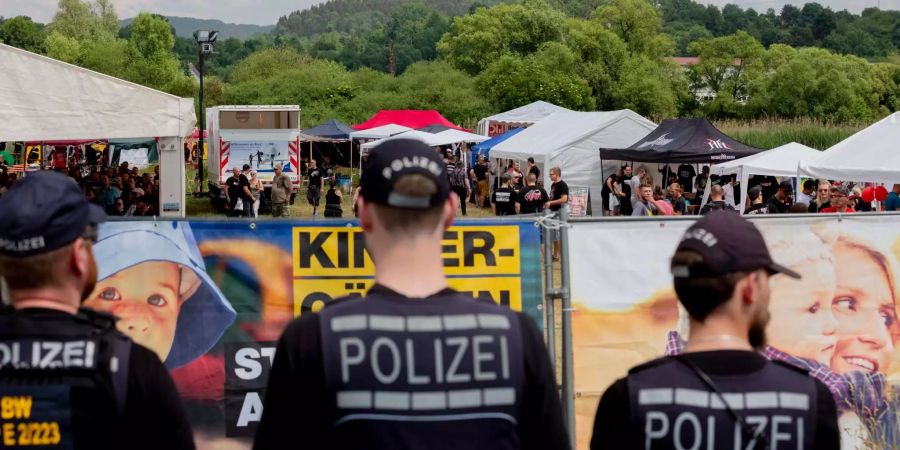 Polizeibeamte stehen vor dem Gelände des Rechtsrock-Festivals «Tage der nationalen Bewegung».