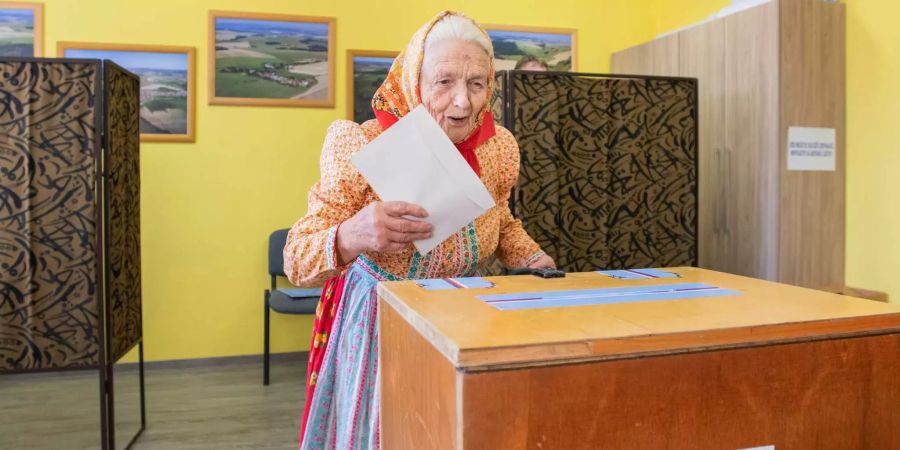 Marie Fraokova gibt in einem Wahllokal in Mrakov (CZE) ihre Stimme zu den Kommunalwahlen 2018 ab.