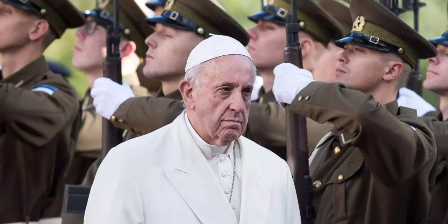 Papst Franziskus wird am Präsidentenpalast in Tallinn mit militärischen Ehren begrüsst.