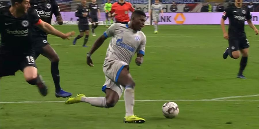 Breel Embolo fällt trotz eines Fouls von David Abraham nicht.