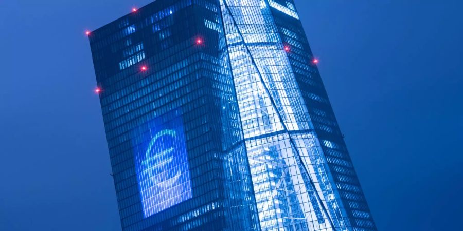 Ein Eurozeichen wird beim Lichtspektakel «Luminale» in Frankfurt am Main auf die Fassade der Europäischen Zentralbank (EZB) projiziert.