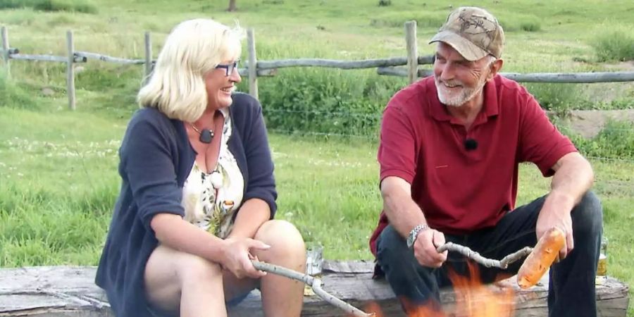 TV-Bauer Andreas und seine Kandidatin beim Cervelat-Bräteln in Kanada.