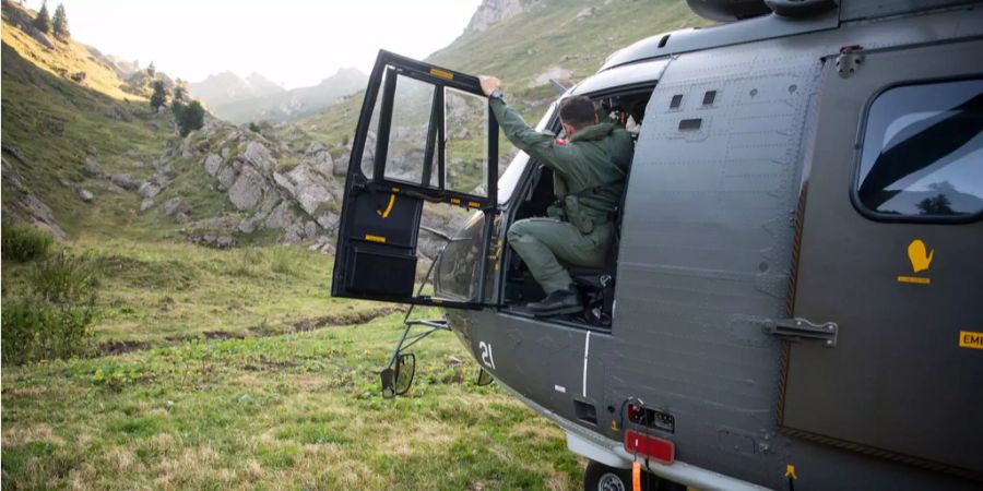 Ein Helikopter der Schweizer Armee ist in den Alpen gelandet.