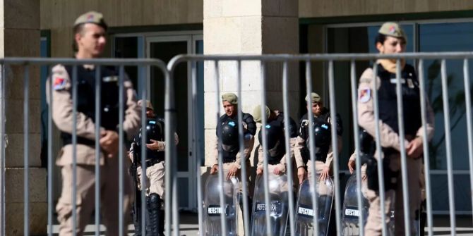 Soldaten stehen in Buenos Aires Wache.