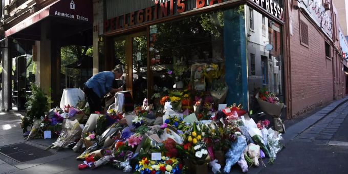 Blumen und Beileidsbekundungen liegen vor der Pellegrini's Espresso Bar in Bourke Street, Melbourne. Blumen und Beileidsbekundungen liegen vor der Pellegrini's Espresso Bar in Bourke Street, Melbourne.