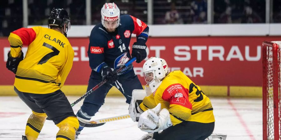 Wiens Matt Clark, Zürichs Chris Baltisberger, und Wiens Matthias Tschrepitsch im Spiel der Champions Hockey League zwischen den ZSC Lions und den Vienna Capitals.