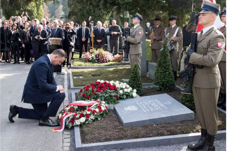 Andrzej Duda, Präsident von Polen, kniet bei der Einweihung des Denkmals für den polnischen Holocaust-Retter Konstanty Rokicki am Dienstag, 9. Oktober 2018 auf dem Friedhof Friedental in Luzern.